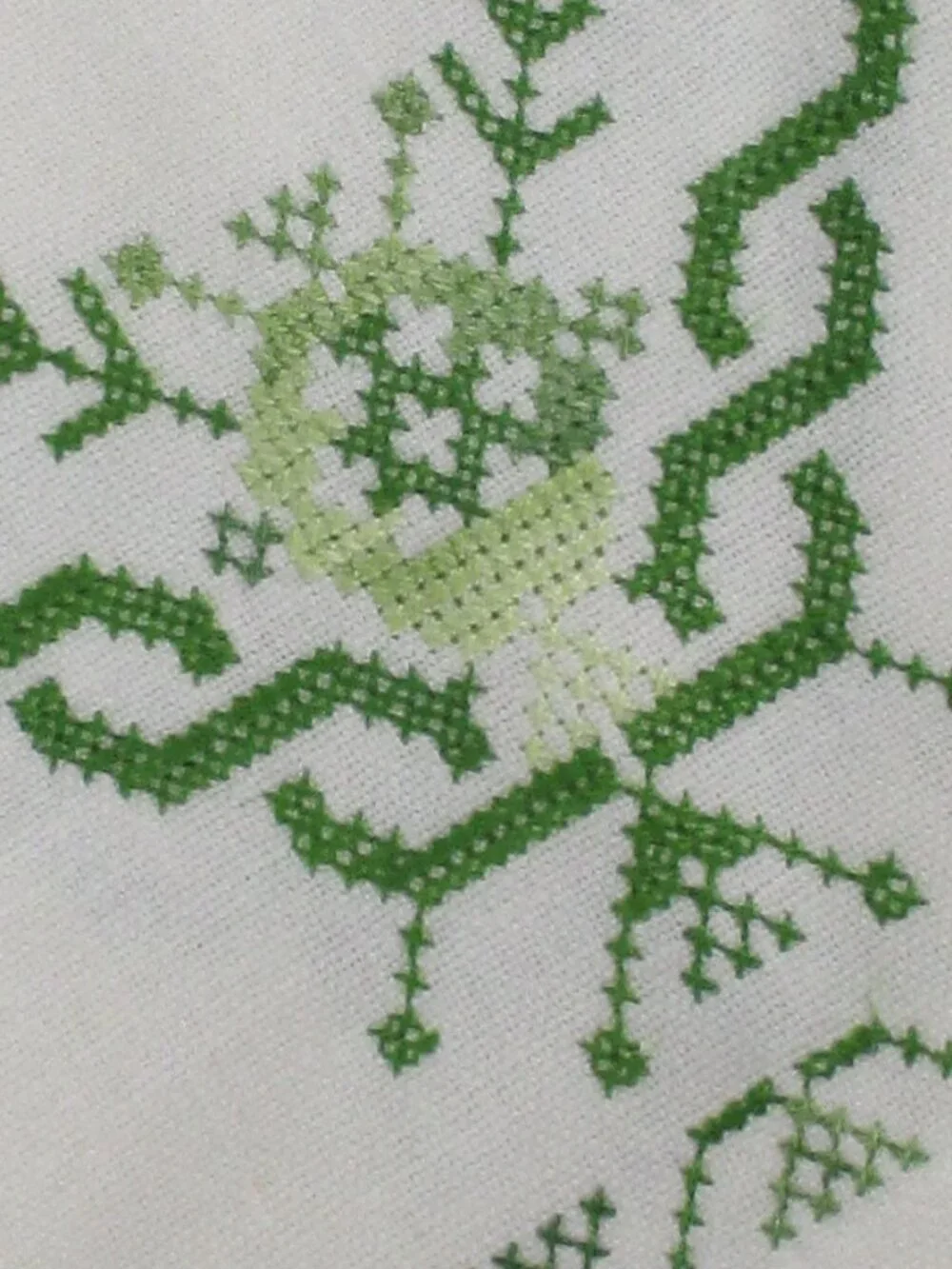 GREEN & WHITE EMBROIDERED TABLECLOTH SET